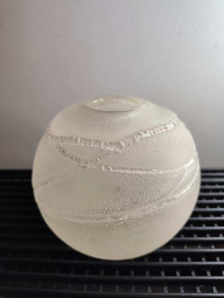 Bijzonder bewerkte bolle glazen vaas, 14 cm hoog, Huis en Inrichting, Woonaccessoires | Vazen, Overige kleuren, Ophalen of Verzenden