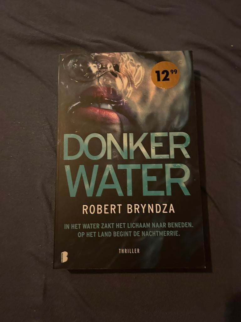 Donker water - Robert Bryndza, Ophalen of Verzenden, Zo goed als nieuw