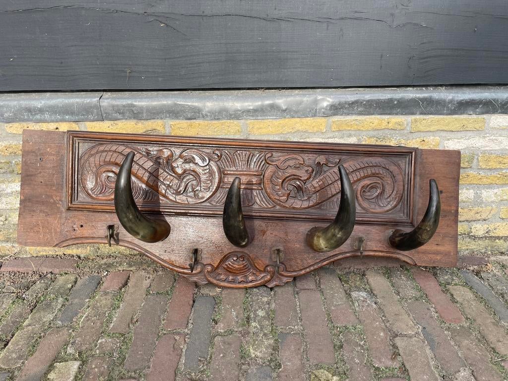 Antieke kapstok met houtsnijwerk en hoorns, Wandkapstok, Gebruikt, Ophalen of Verzenden, Minder dan 100 cm