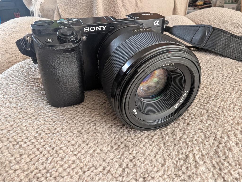 Sony Alpha A6000 met FE 1.8/50 lens en draagriem, Ophalen of Verzenden, Zo goed als nieuw, Compact, Sony