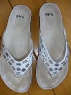 M&S slippers wit met strass steentjes maat 41, Kleding | Dames, Schoenen, Ophalen of Verzenden, Zo goed als nieuw, Wit