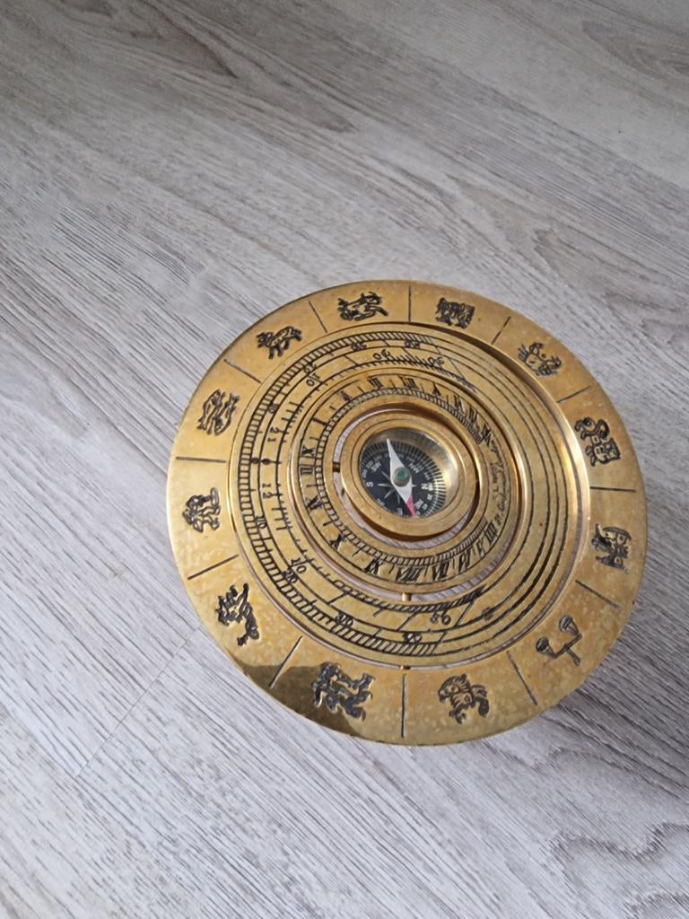 Zonnewijzer kompas op houten voet, antiek messing