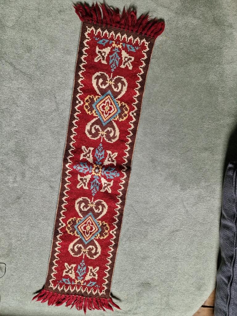 Vintage handgeborduurd tafelkleedje/loper, rood met patronen, Ophalen of Verzenden