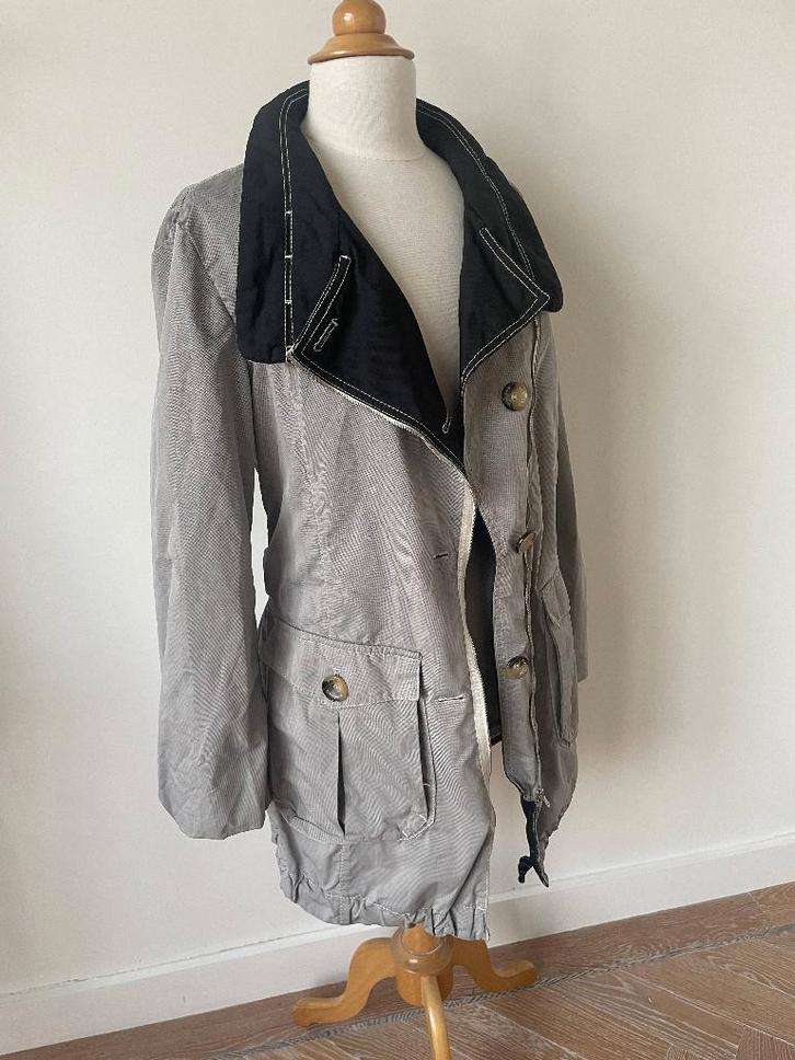 Marccain : Sportieve, grijze zomer-jas. Maat M, Kleding | Dames, Jassen | Zomer, Zo goed als nieuw, Maat 38/40 (M), Grijs, Ophalen of Verzenden