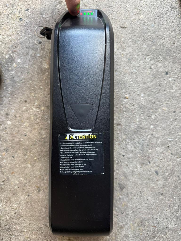 E-bike accu 36V  met oplader, Fietsen en Brommers, Fietsaccessoires | Fietsaccu's, Ophalen, Zo goed als nieuw