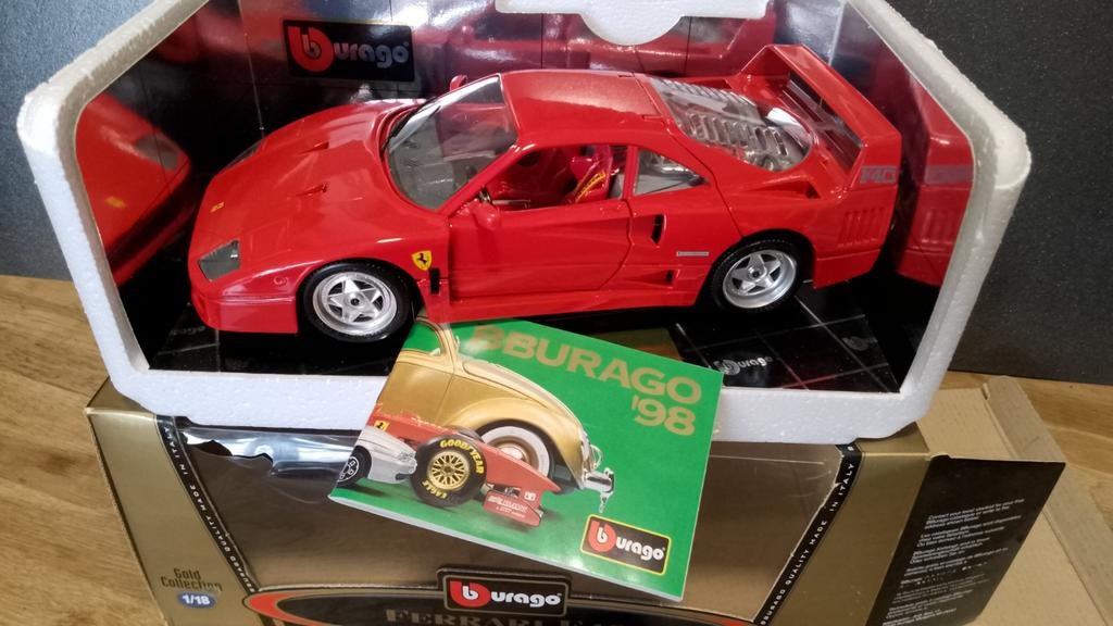 Nieuwe 1:18 Burago Ferrari F40 + boekje, Hobby en Vrije tijd, Modelauto's | 1:18, Ophalen of Verzenden, Bburago