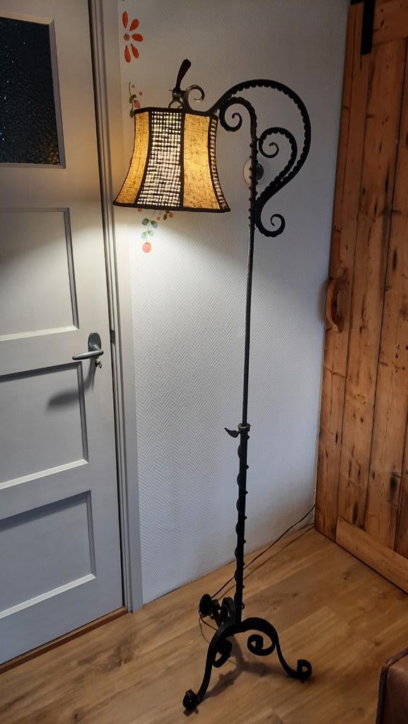 Antieke of vintage smeedijzeren vloerlamp, lees beschrijving, Gebruikt, Art deco, Ophalen of Verzenden, Metaal