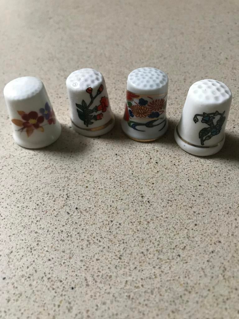 Vier vingerhoedjes, verschillende afbeeldingen, Ophalen of Verzenden, Zo goed als nieuw, Porselein