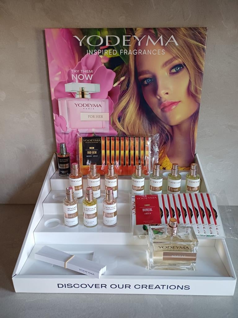 Te koop: Yodeyma display met diverse testflacons en samples, Ophalen of Verzenden, Zo goed als nieuw