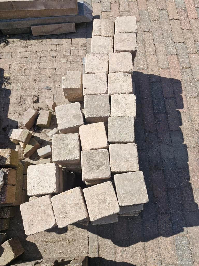 Gratis af te halen betonnen koppelstenen en waaltjes, Tuin en Terras, Tegels en Klinkers, Ophalen, Gebruikt, Klinkers, Minder dan 5 m²