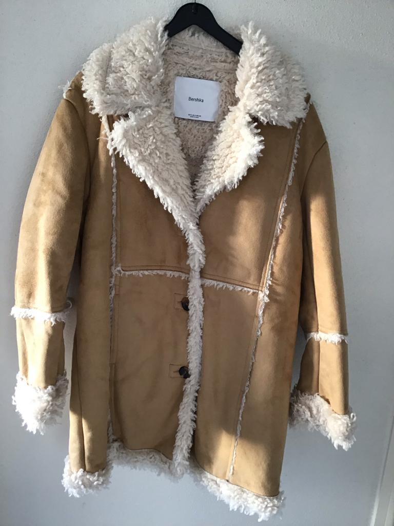 Bershka Jas - Beige met Witte Voering - Maat M als nieuw, Ophalen of Verzenden, Zo goed als nieuw, Maat 38/40 (M), Beige