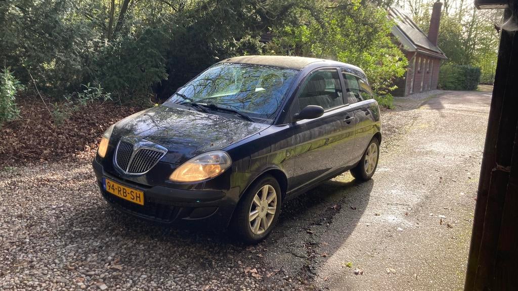 Lancia Ypsilon 1.2 2005 Zwart, Auto's, Lancia, Voorwielaandrijving, 400 kg, Zwart, Origineel Nederlands