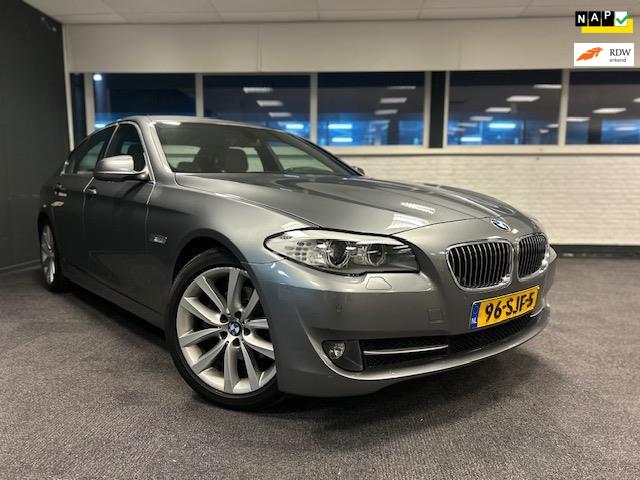 BMW 5-serie 520i High Executive NIEUWE KETTING/LEDER/AUT/SFE, Auto's, Automaat, Euro 5, 4 cilinders, 2000 kg