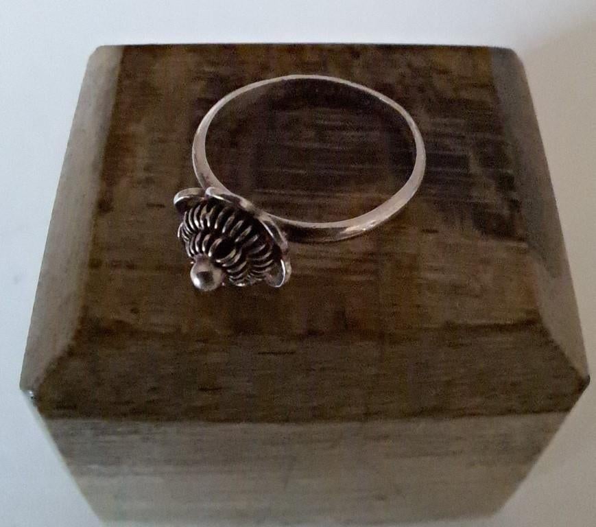 Een echt zilveren kinderringetje met Zeeuws knop of knoopje., Sieraden, Tassen en Uiterlijk, Ringen, Zo goed als nieuw, Dame, Kleiner dan 17