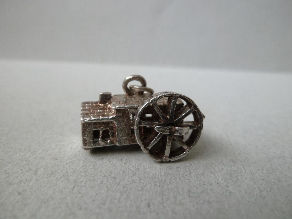 Oude bedel zilver Watermolen Rad draait., Sieraden, Tassen en Uiterlijk, Antieke sieraden, Verzenden, Zilver, Hanger
