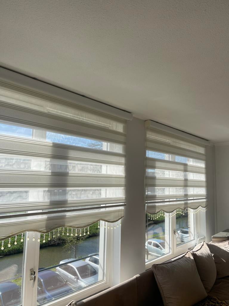 Twee lichtgrijze rolgordijnen met strepen, Ophalen of Verzenden, Gebruikt, Grijs, 150 tot 200 cm