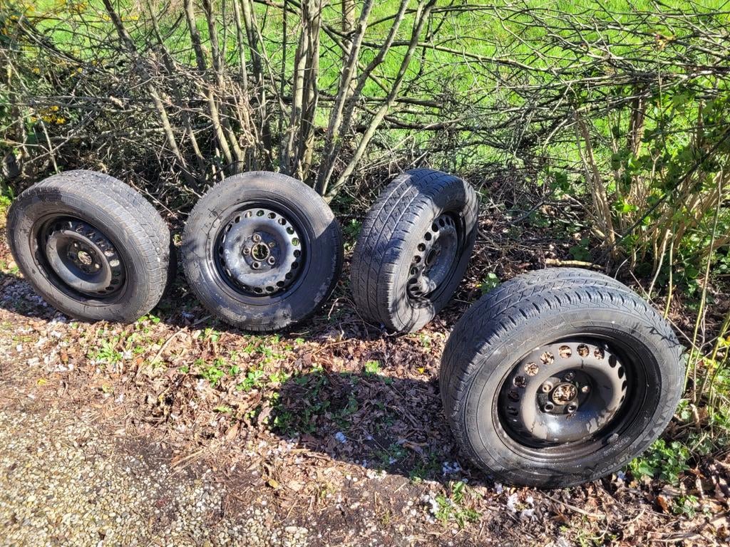 Continental winterbanden op stalen velg 215/65 R16C, Auto-onderdelen, Banden en Velgen, Ophalen