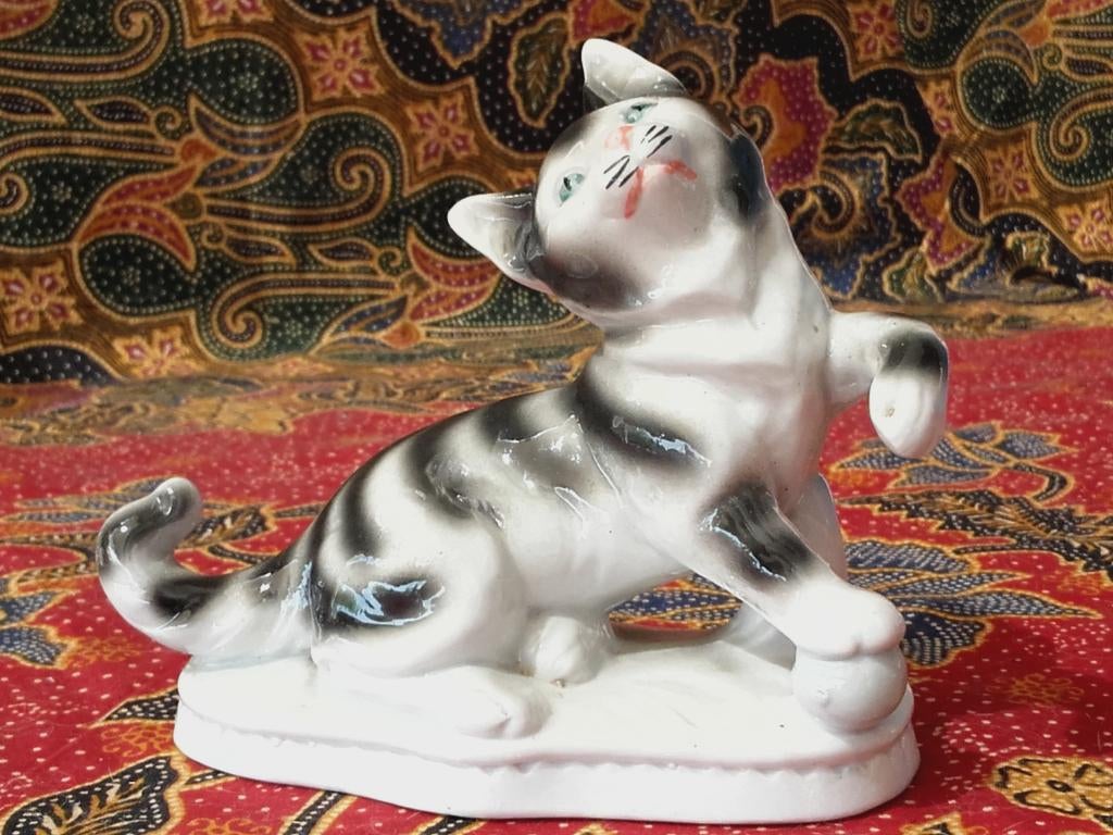 Mooi oud beeldje uit Duitsland van poes of kat 10,8 cm.