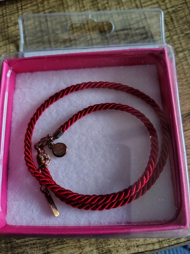 Ines de la Fressange Rood Armband met een Swarovski bedel ha, Met kristal, Overige materialen, Nieuw, Ophalen of Verzenden