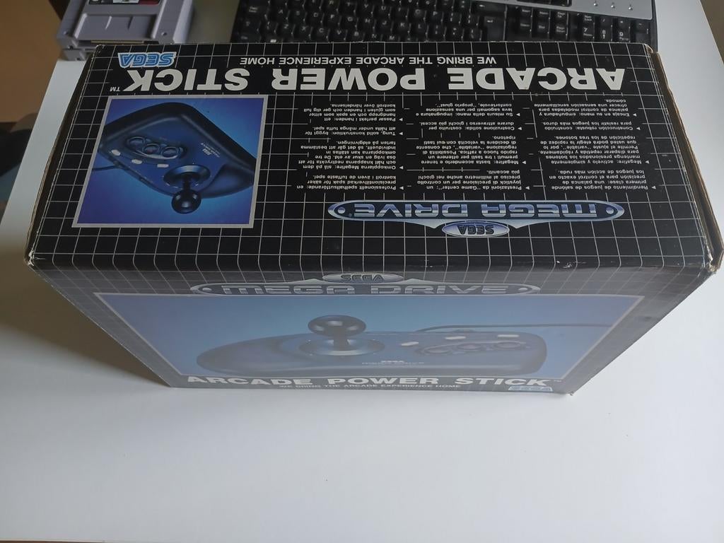 Sega Megadrive Arcade Stick, Ophalen of Verzenden, Zo goed als nieuw, Met 2 controllers, Mega Drive
