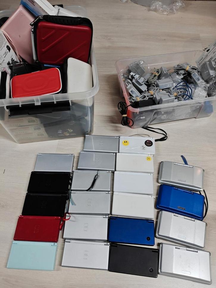 Nintendo DS Lite / Phat / DSi met lader game en hoesje, Spelcomputers en Games, Spelcomputers | Nintendo DS, Zo goed als nieuw