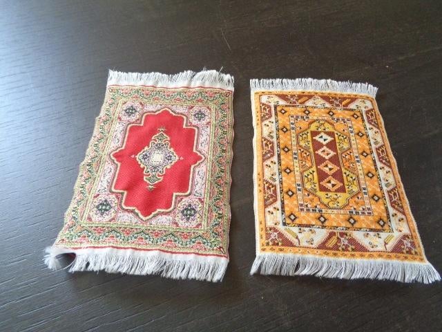 2 x vloerkleed / tapijt voor een poppenhuis., Verzamelen, Poppenhuizen en Toebehoren, Ophalen of Verzenden, Poppenhuis