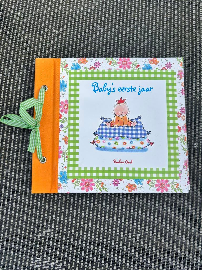 Baby's eerste jaar boek - Pauline Oud, Boeken, Kinderboeken | Baby's en Peuters, Ophalen of Verzenden, Zo goed als nieuw, Uitklap-, Voel- of Ontdekboek
