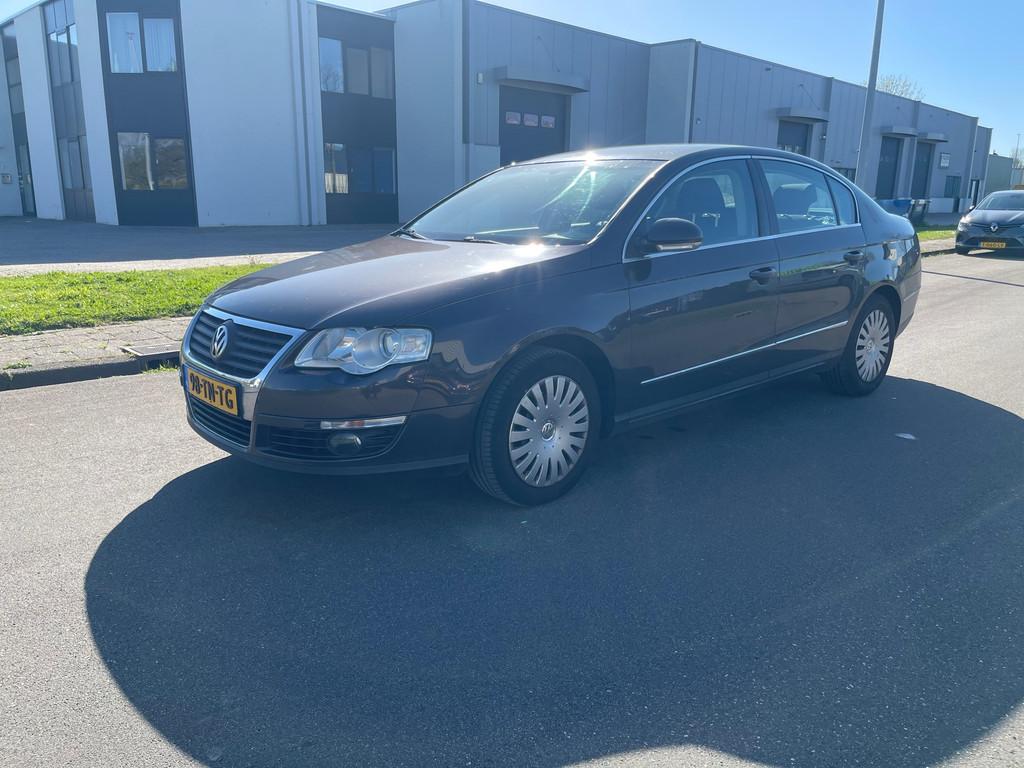 Volkswagen Passat 2.0 FSI Comfortline BJ 2006 AUTOMAAT AIRCO, Auto's, Volkswagen, Gebruikt, 4 cilinders, Bedrijf, 1393 kg