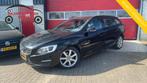 Volvo V60 2.0 D3 Momentum AUTOMAAT / NWE D-RIEM / TREKHAAK /, Auto's, Gebruikt, 4 cilinders, Leder en Stof, Zwart