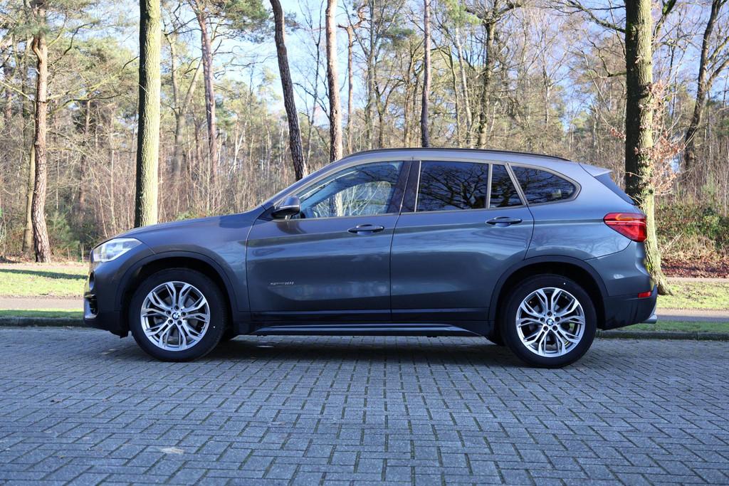 BMW X1 sDrive18i Sportline | Aut | Navi | LED | Stoelverwarm, Auto's, BMW, Stof, Gebruikt, Euro 6, Bedrijf