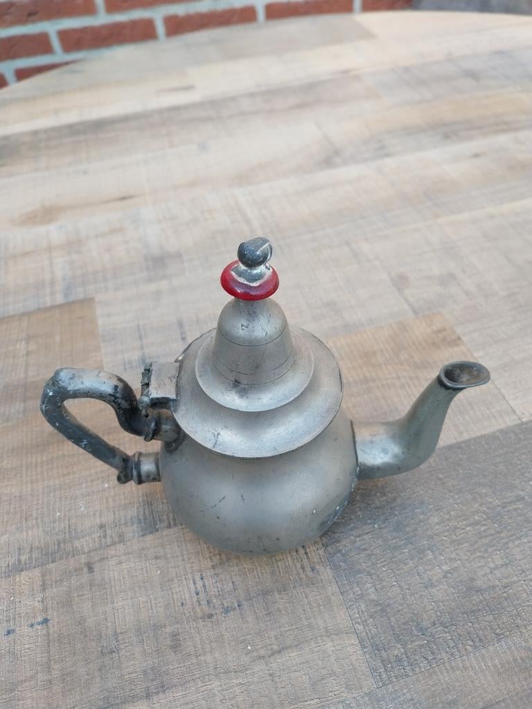 Vintage Marokkaanse theepot - Metaal met rode knop, Antiek en Kunst, Antiek | Overige Antiek, Ophalen of Verzenden