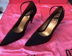 Otazu zwarte suede pumps enkelbandje maat 38 slanke hak 7cm, Kleding | Dames, Schoenen, Pumps, Verzenden, Zwart, Nieuw