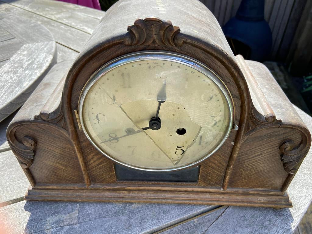 Antieke houten schoorsteenklok met beschadigd glas, Ophalen