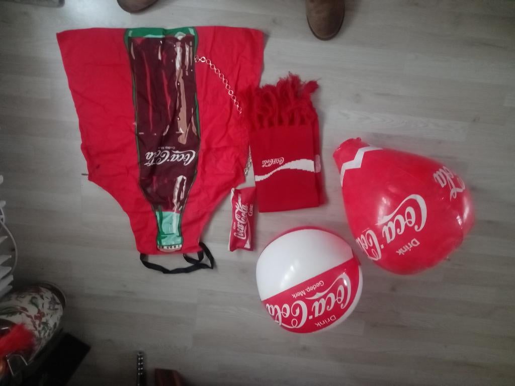 Coca Cola set: jas sjaal, schortje, etui en 2 plastic ballen, Ophalen of Verzenden, Gebruikt, Overige typen