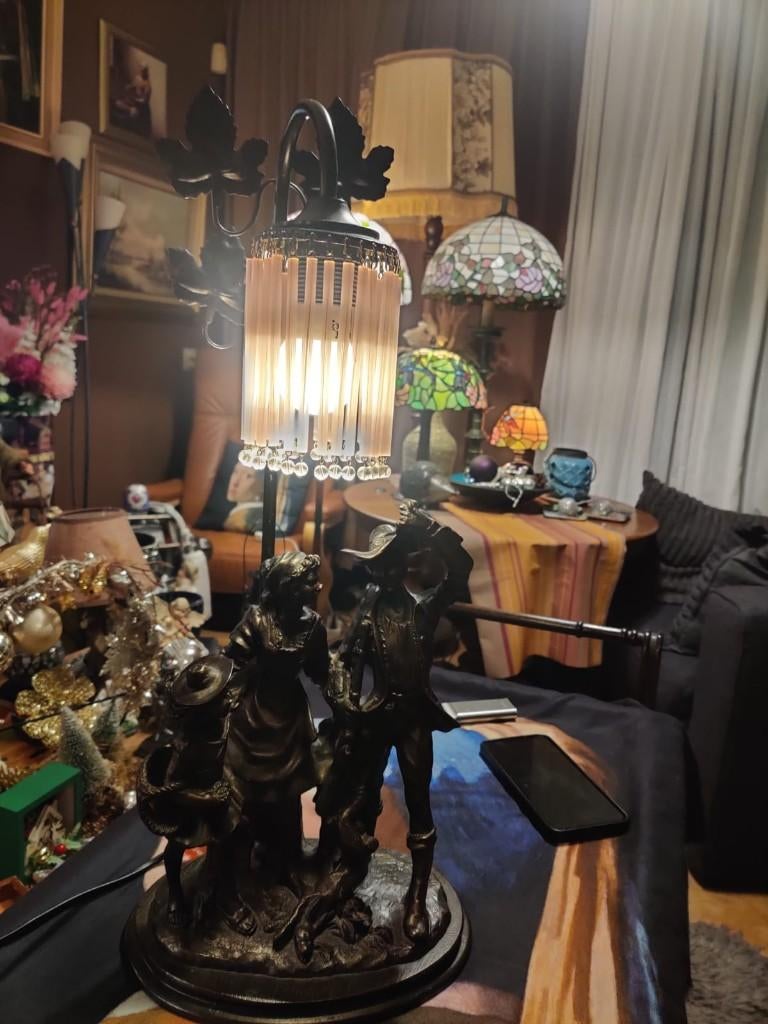 Grote decoratieve tafellamp met beeldengroep – ca. 56 cm, Huis en Inrichting, Lampen | Tafellampen, Ophalen, Metaal, 50 tot 75 cm