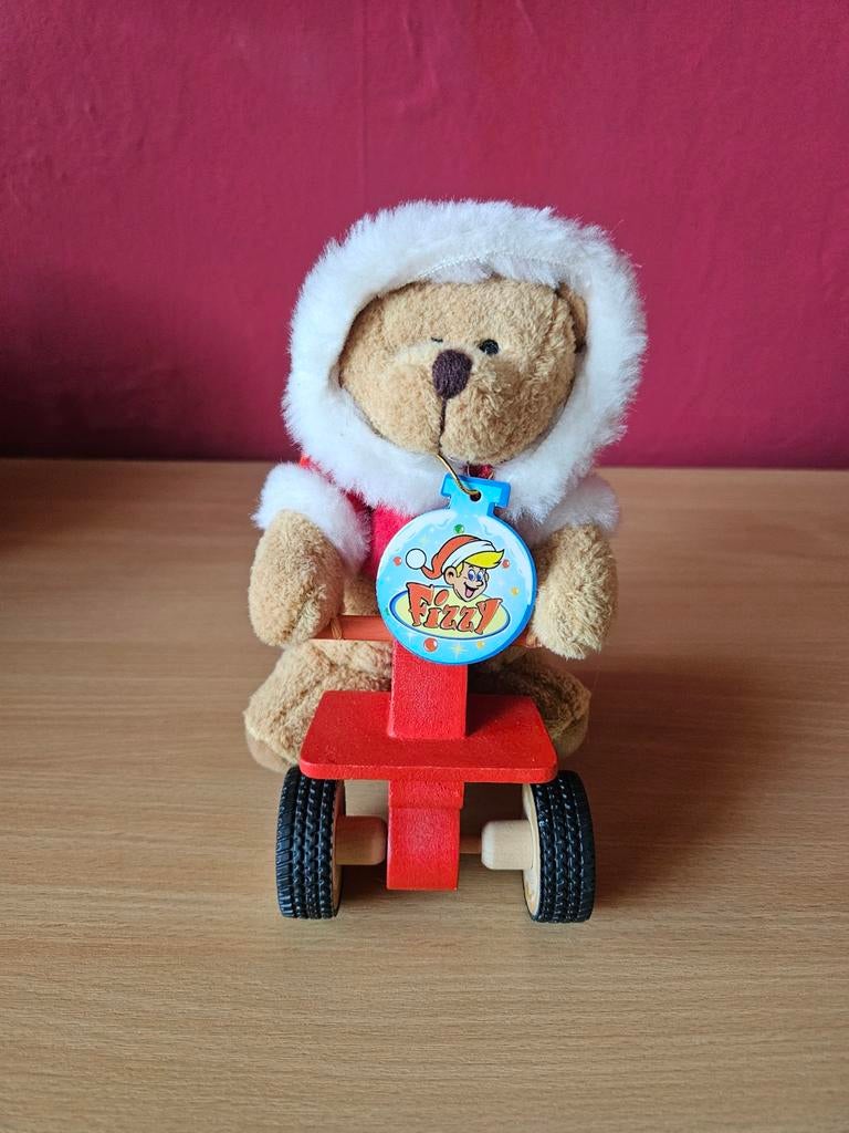 Pluche beer in kerstpak op quad met houder rugzakje, Diversen, Kerst, Ophalen of Verzenden, Gebruikt