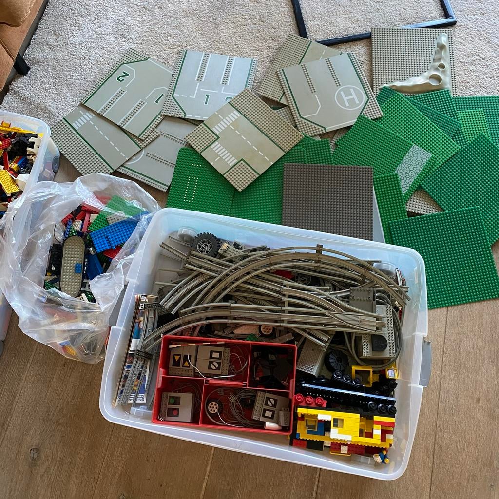 Grote bak LEGO met elektrische trein en veel platen, Ophalen, Gebruikt, Inclusief extra onderdelen, Lego