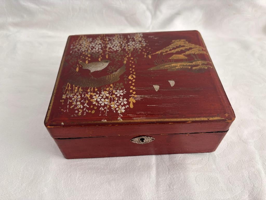 Art Deco Japans lakkistje met floraal patroon met vogels., Ophalen of Verzenden