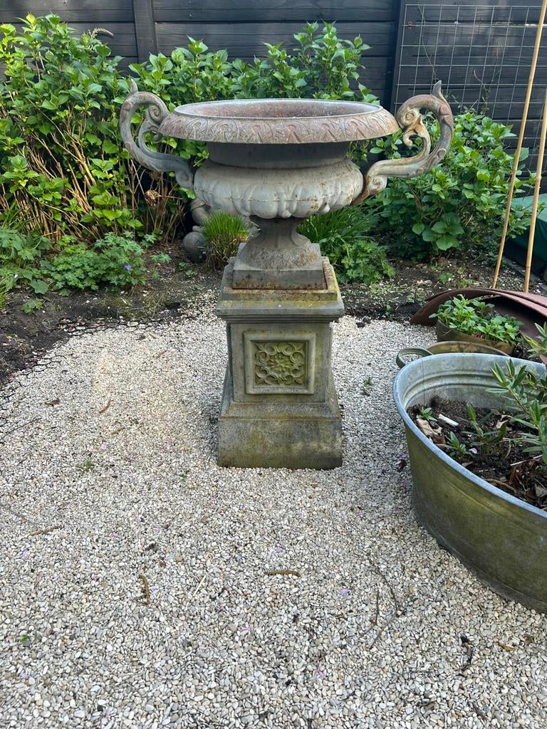 Gietijzeren franse vaas op sokkel, Ophalen, Gebruikt