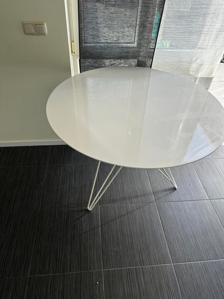 Witte ronde eettafel met metalen onderstel, Huis en Inrichting, Gebruikt, 100 tot 150 cm, Rond, Ophalen of Verzenden