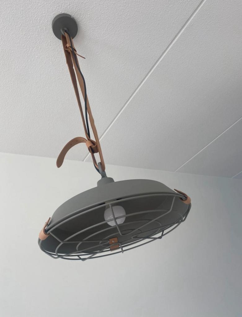 Zuiver Dek 40 hanglamp grijs met leren band, Ophalen, Zo goed als nieuw, Minder dan 50 cm