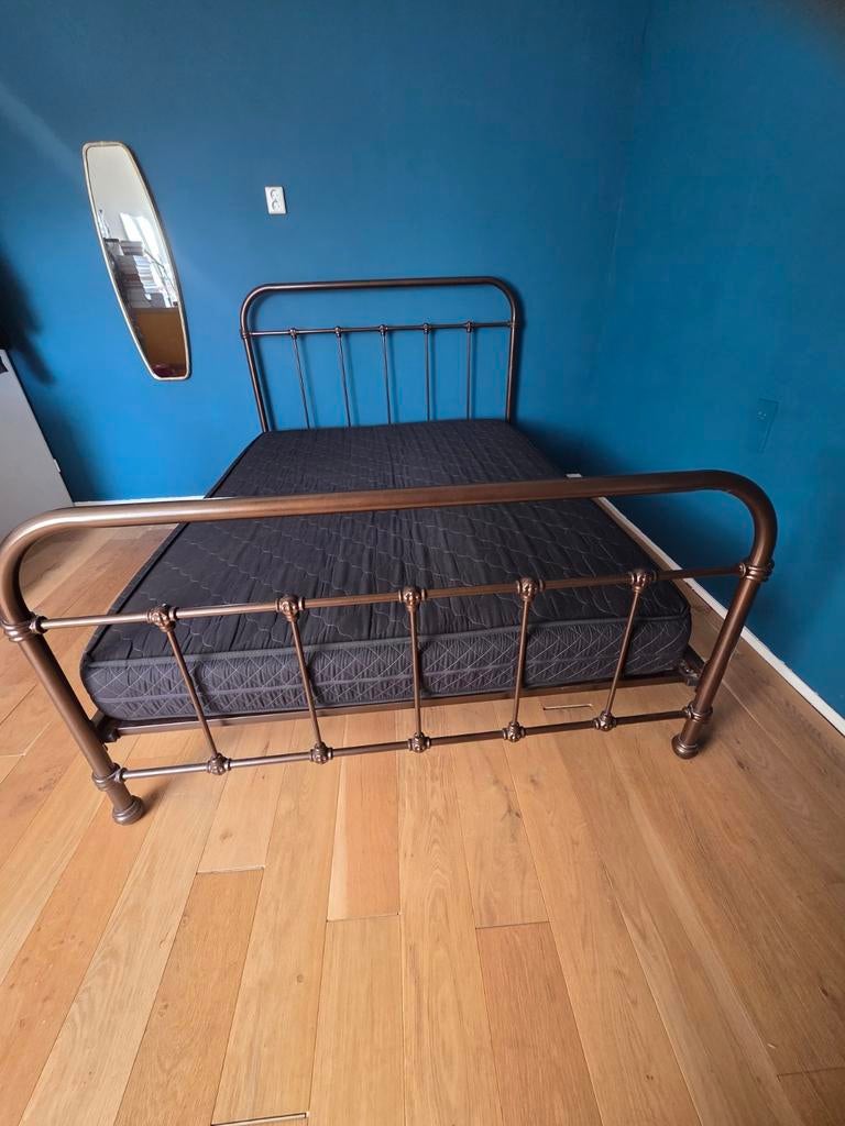 Bruin ijzeren ledikant 140x200 met matras en lattenbodem, Huis en Inrichting, Slaapkamer | Bedden, Gebruikt, Bruin, Twijfelaar