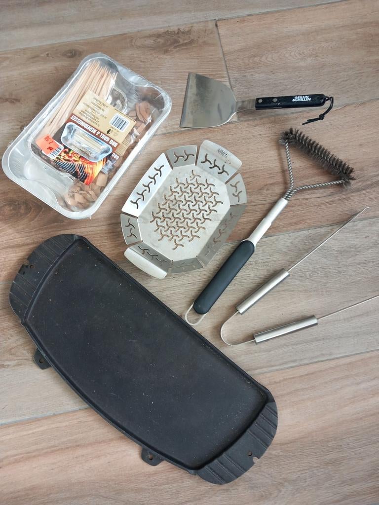 Weber Q2000 gietijzeren bakplaat en weber groentekorf, Ophalen