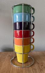 Design kopjes van PT in vrolijke kleuren - in handige houder, Gebruikt, Keramiek, Ophalen of Verzenden, Overige stijlen