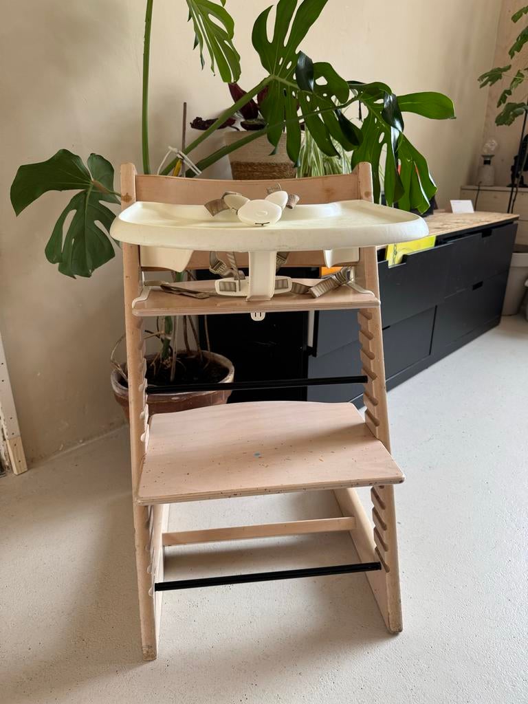 Stokke Tripp Trapp kinderstoel met tafelblad en gordels, Kinderen en Baby's, Kinderstoelen, Ophalen, Gebruikt, Meegroeistoel, Afneembaar eetblad