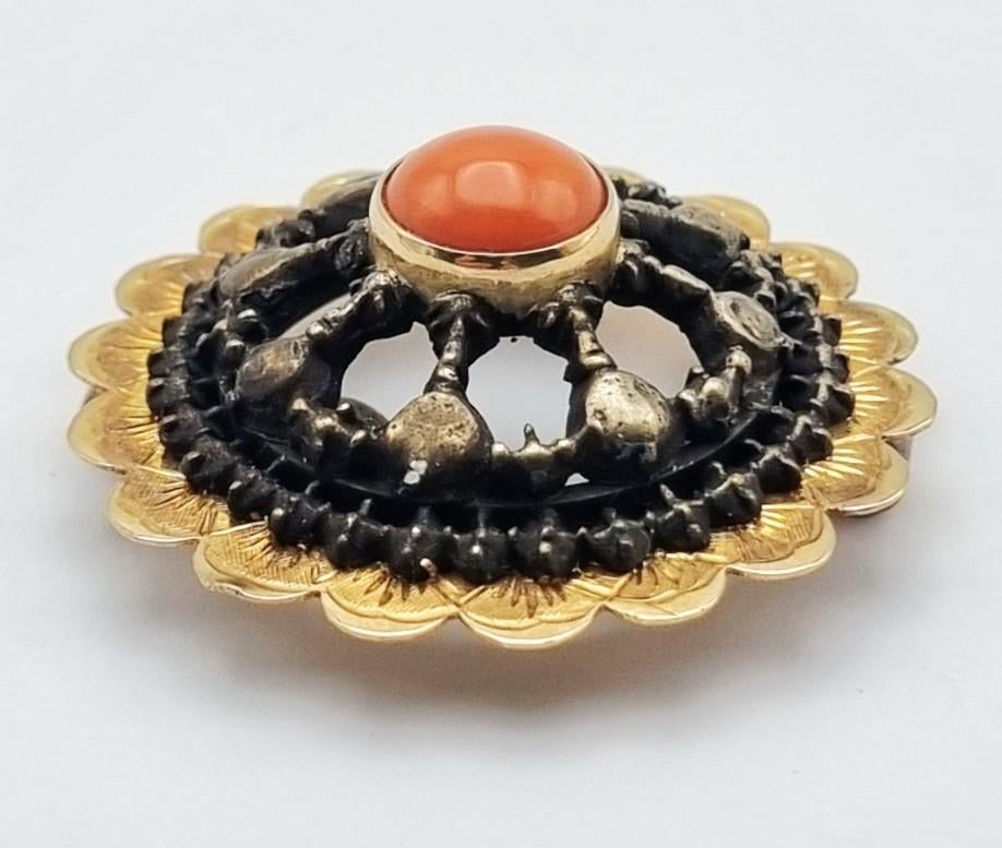 Antieke 14kt Gouden Zeeuwse Knoop met Bloedkoraal, Gebruikt, Minder dan 4 cm, Ophalen of Verzenden, Met edelsteen