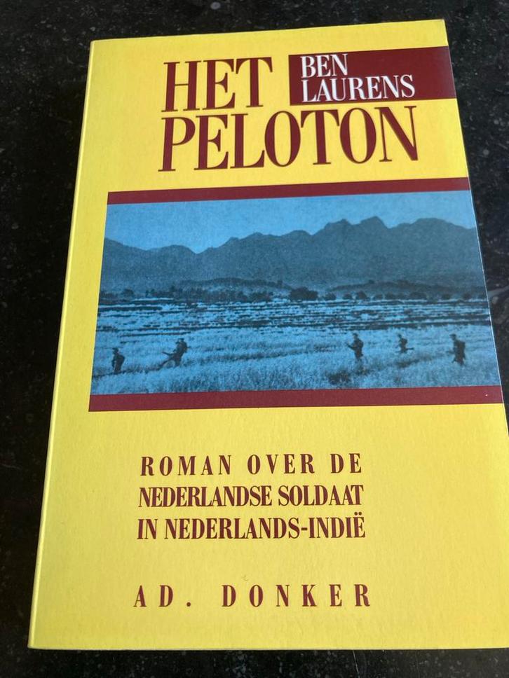 Het Peloton - Roman over Nederlandse soldaat in Ned.-Indië, Boeken, Romans, Gelezen, Nederland, Ophalen of Verzenden