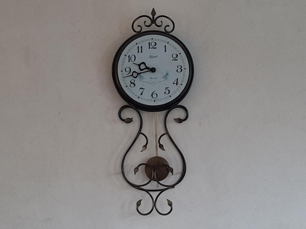 In nieuwstaat mooie metalen klok met frame, Ophalen of Verzenden, Zo goed als nieuw, Analoog, Wandklok