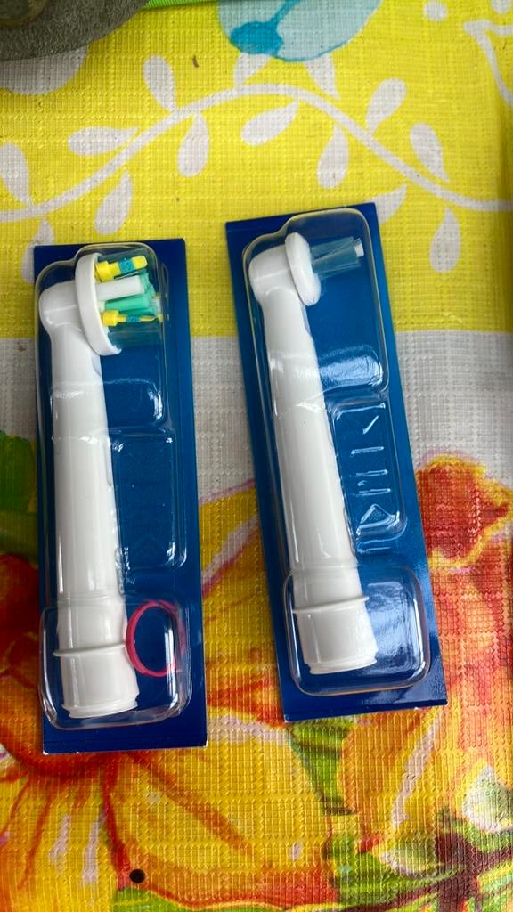 TWEE ORAL B TANDENBORSTELTJES, Ophalen of Verzenden, Nieuw, Opzetborstel