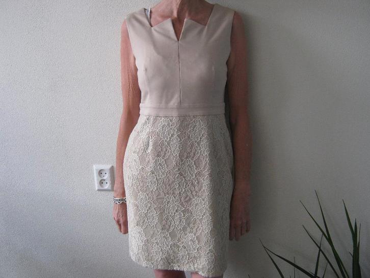 Mooie jurk maat M van Bill Cost, Kleding | Dames, Jurken, Zo goed als nieuw, Maat 38/40 (M), Beige, Knielengte, Ophalen of Verzenden